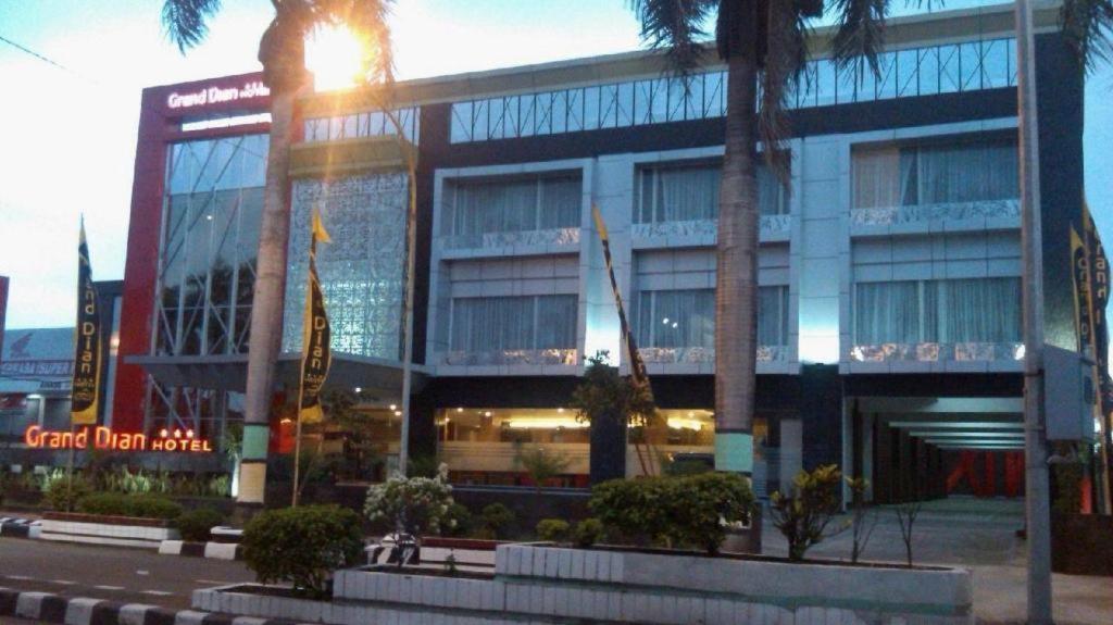 Grand Dian Hotel Slawi Tegal  Luaran gambar